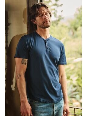 VELVET by Graham & Spencer NWT Men’s Fulton Henley in Midnight Blue -Size Small